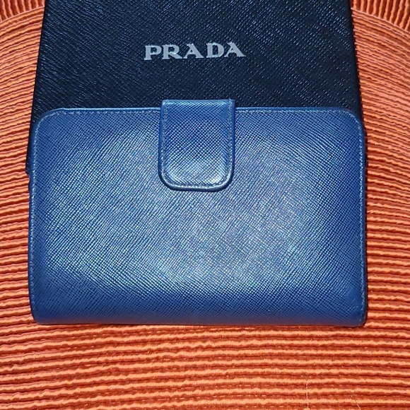 Prada wallet in navy blue - Picture 2 of 7